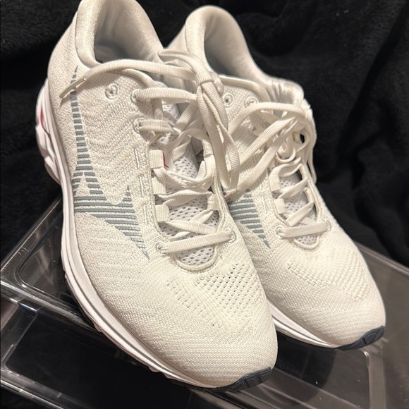 Nike White Athletic Shoes with Breathable Mesh and Sleek Design - Picture 4 of 14